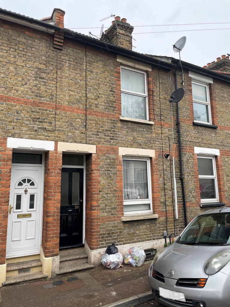 Lot: 47 - SPLIT LEVEL FLAT FOR INVESTMENT - Mid-terrace building